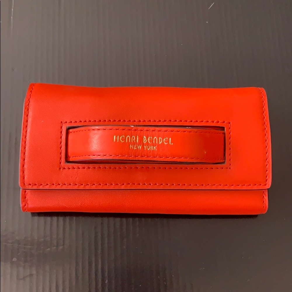 An IPhone 5SE phone case.